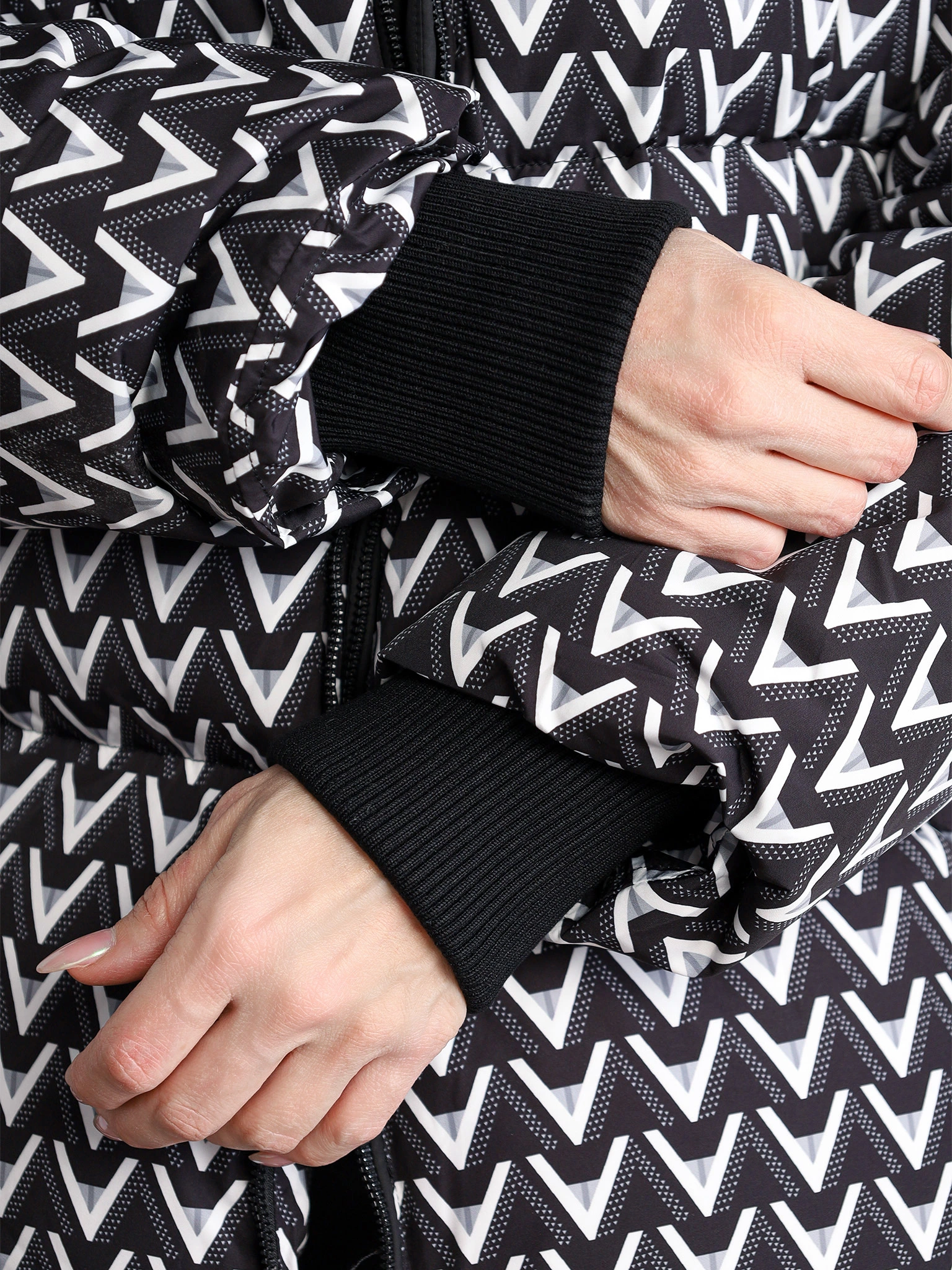 Пуховик с абстрактным принтом черного цвета с капюшоном-манишкой